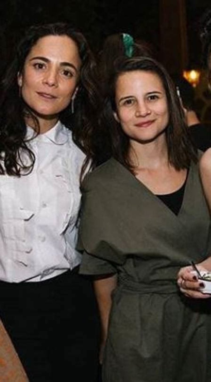 Alice Braga e Bianca Comparato assumem que est&atilde;o namorando h&aacute; tr&ecirc;s anos