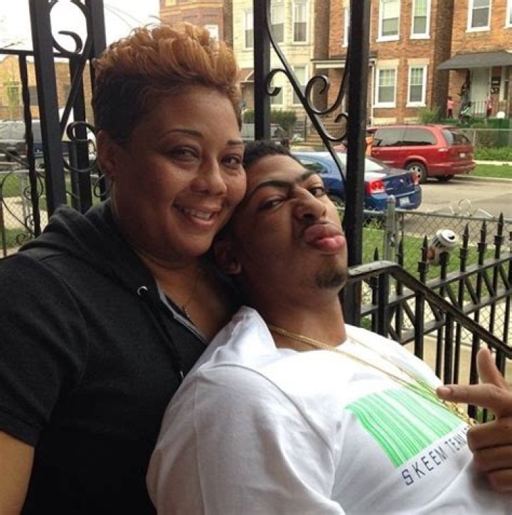 Erainer Davis gained public popularity as the mother of professional